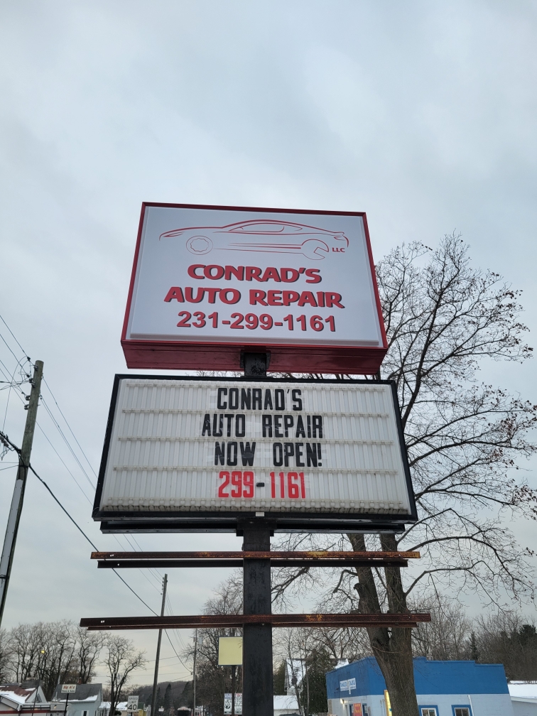 Conrad's Auto Repair pylon sign in Manistee, MI